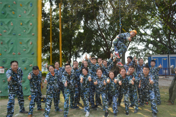 圖為劍喬團(tuán)隊成功完成“挑戰(zhàn)高空”項目合照